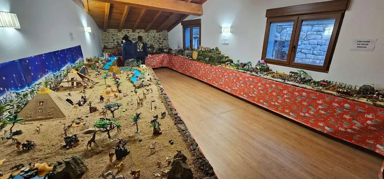 Ambiente navide&ntilde;o en C&aacute;rmenes durante el encendido de luces y la inauguraci&oacute;n del Bel&eacute;n de Playmobil. Le&oacute;n 24 horas.