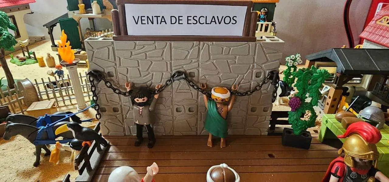 Ambiente navide&ntilde;o en C&aacute;rmenes durante el encendido de luces y la inauguraci&oacute;n del Bel&eacute;n de Playmobil. Le&oacute;n 24 horas.