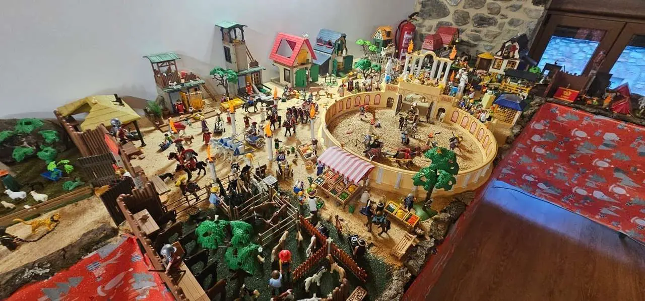 Ambiente navide&ntilde;o en C&aacute;rmenes durante el encendido de luces y la inauguraci&oacute;n del Bel&eacute;n de Playmobil. Le&oacute;n 24 horas.