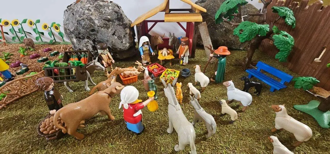 Ambiente navide&ntilde;o en C&aacute;rmenes durante el encendido de luces y la inauguraci&oacute;n del Bel&eacute;n de Playmobil. Le&oacute;n 24 horas.