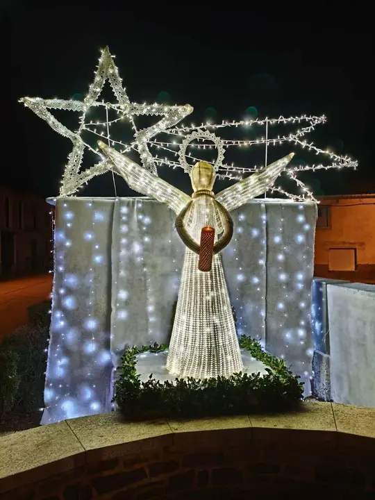 Decoraci&oacute;n navide&ntilde;a de ganchillo en Villoria de &Oacute;rbigo durante el octavo encendido del &aacute;rbol y el nacimiento. Le&oacute;n 24 horas.