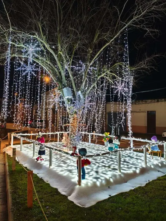 Decoraci&oacute;n navide&ntilde;a de ganchillo en Villoria de &Oacute;rbigo durante el octavo encendido del &aacute;rbol y el nacimiento. Le&oacute;n 24 horas.