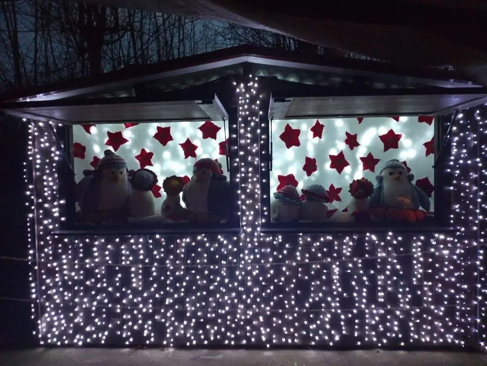 Decoraci&oacute;n navide&ntilde;a de ganchillo en Villoria de &Oacute;rbigo durante el octavo encendido del &aacute;rbol y el nacimiento. Le&oacute;n 24 horas.