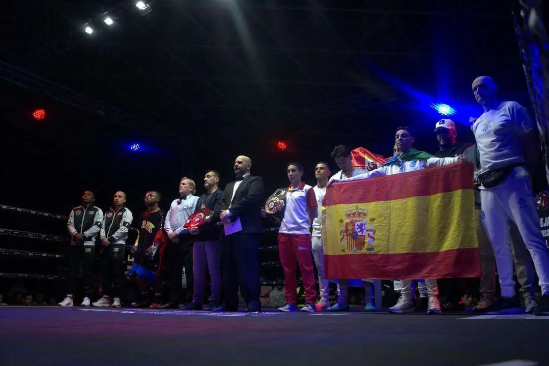 Combate de Antonio Barrul contra Fran Mendoza en el Palacio de los Deportes de Le&oacute;n. / a.mproducciones