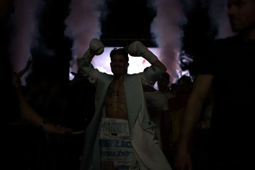 Combate de Antonio Barrul contra Fran Mendoza en el Palacio de los Deportes de Le&oacute;n. / a.mproducciones