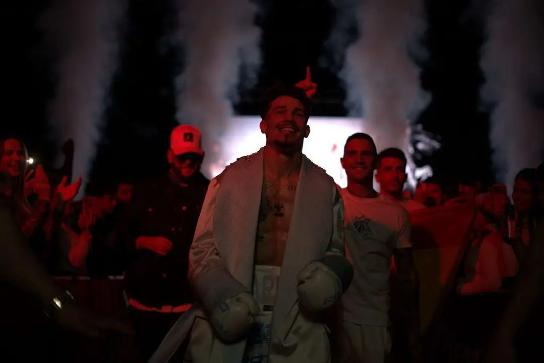 Combate de Antonio Barrul contra Fran Mendoza en el Palacio de los Deportes de Le&oacute;n. / a.mproducciones