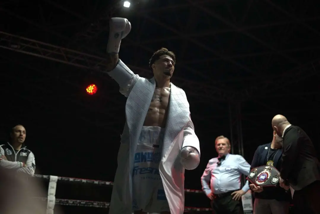 Combate de Antonio Barrul contra Fran Mendoza en el Palacio de los Deportes de Le&oacute;n. / a.mproducciones