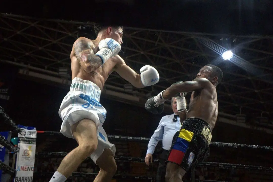 Combate de Antonio Barrul contra Fran Mendoza en el Palacio de los Deportes de Le&oacute;n. / a.mproducciones