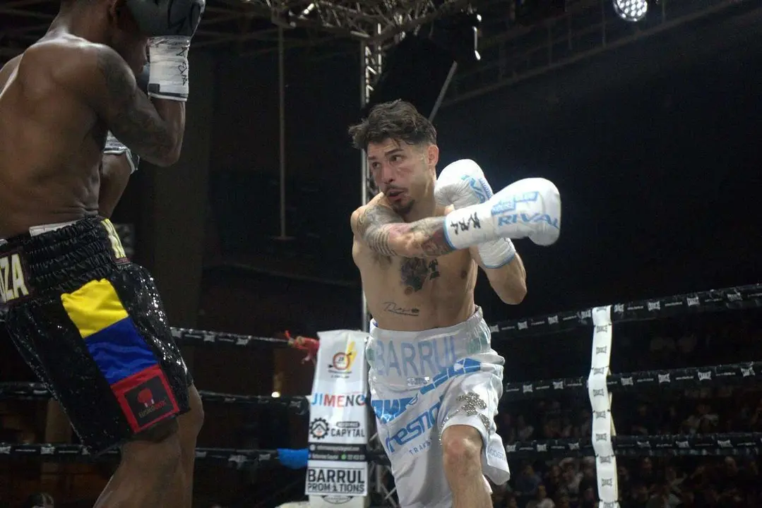 Combate de Antonio Barrul contra Fran Mendoza en el Palacio de los Deportes de Le&oacute;n. / a.mproducciones