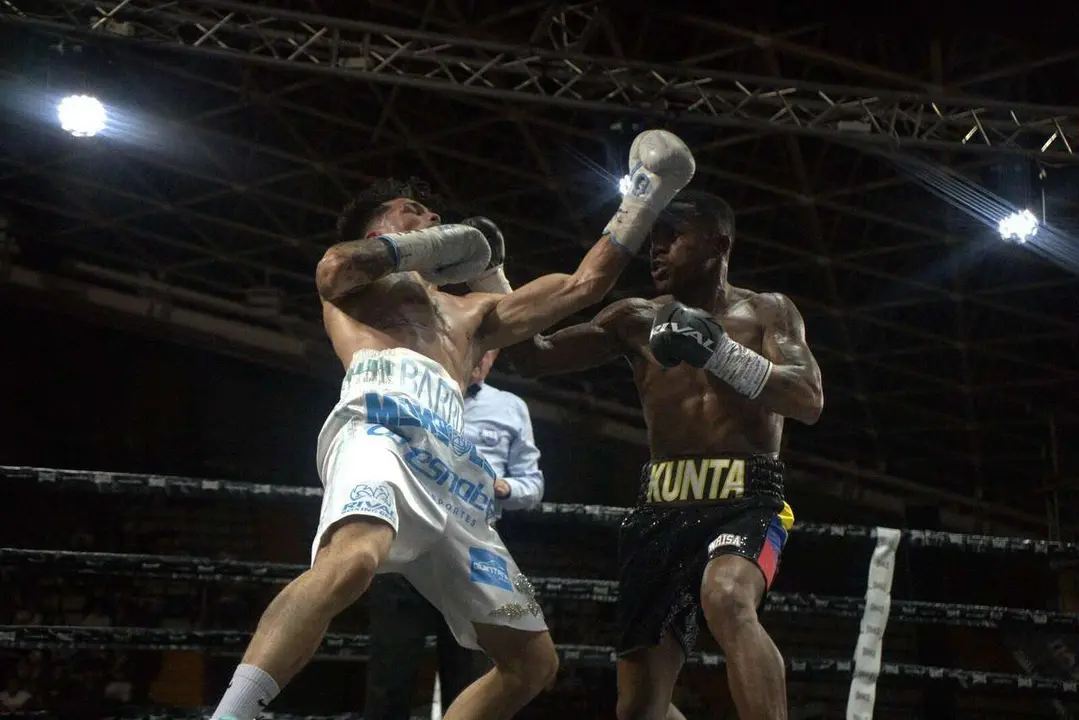 Combate de Antonio Barrul contra Fran Mendoza en el Palacio de los Deportes de Le&oacute;n. / a.mproducciones
