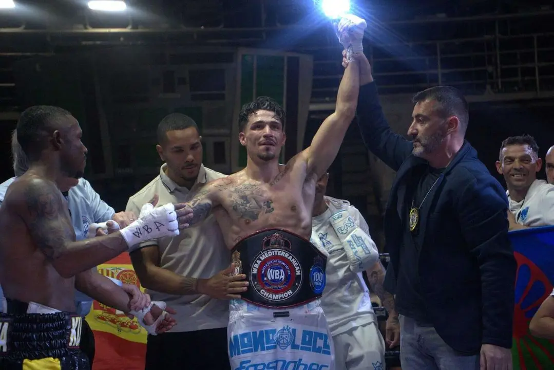 Combate de Antonio Barrul contra Fran Mendoza en el Palacio de los Deportes de Le&oacute;n. / a.mproducciones