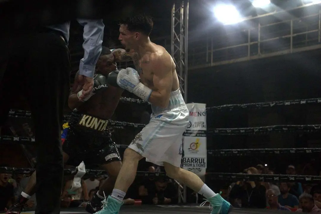 Combate de Antonio Barrul contra Fran Mendoza en el Palacio de los Deportes de Le&oacute;n. / a.mproducciones