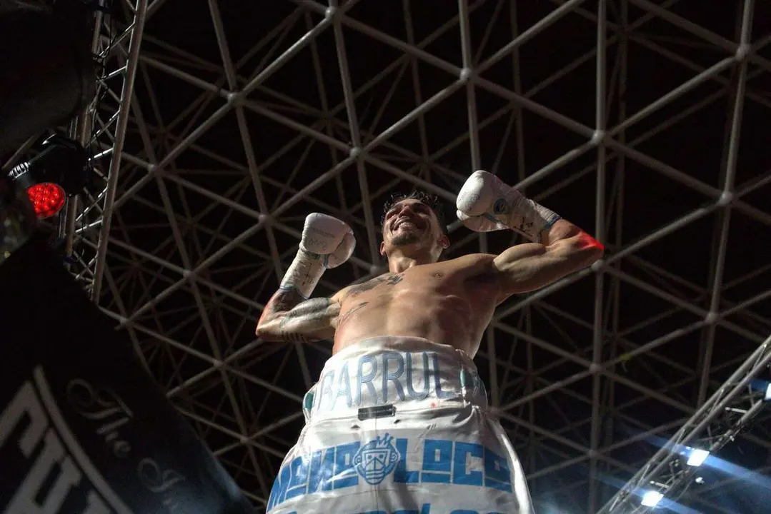 Combate de Antonio Barrul contra Fran Mendoza en el Palacio de los Deportes de Le&oacute;n. / a.mproducciones