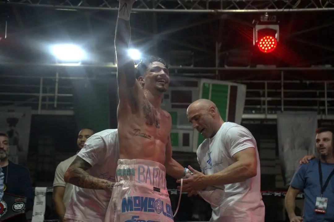 Combate de Antonio Barrul contra Fran Mendoza en el Palacio de los Deportes de Le&oacute;n. / a.mproducciones