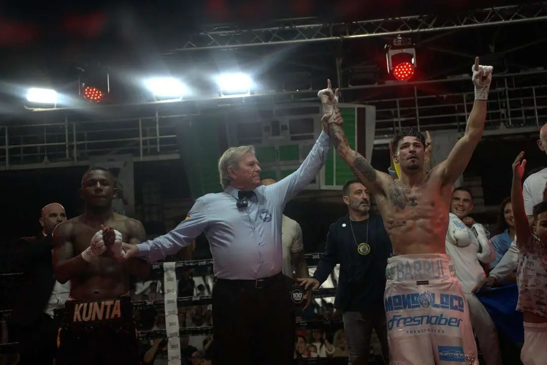 Combate de Antonio Barrul contra Fran Mendoza en el Palacio de los Deportes de Le&oacute;n. / a.mproducciones