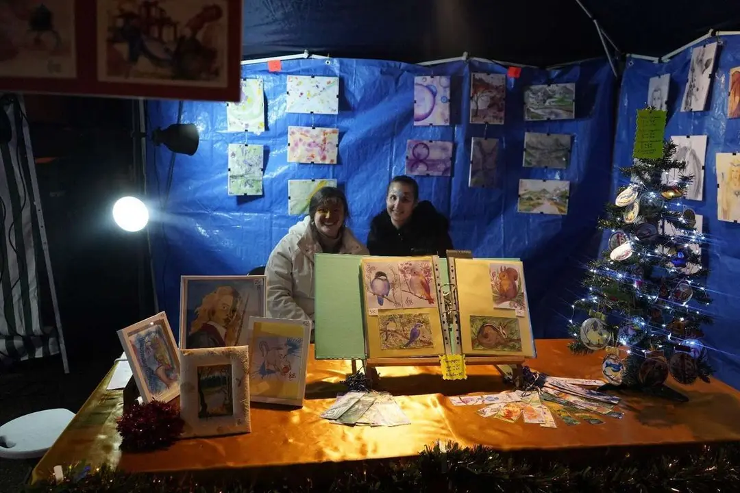 Ambiente del mercadillo y del alumbrado navide&ntilde;o de Villaverde la Chiquita. Minipinche _fotografias