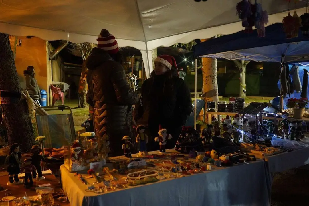 Ambiente del mercadillo y del alumbrado navide&ntilde;o de Villaverde la Chiquita. Minipinche _fotografias