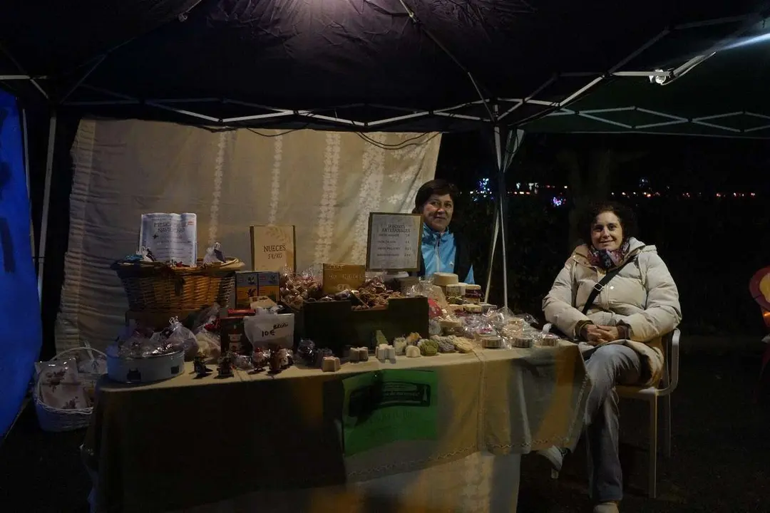 Ambiente del mercadillo y del alumbrado navide&ntilde;o de Villaverde la Chiquita. Minipinche _fotografias