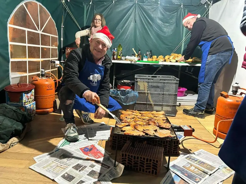 Ambiente del mercadillo y del alumbrado navide&ntilde;o de Villaverde la Chiquita. Minipinche _fotografias