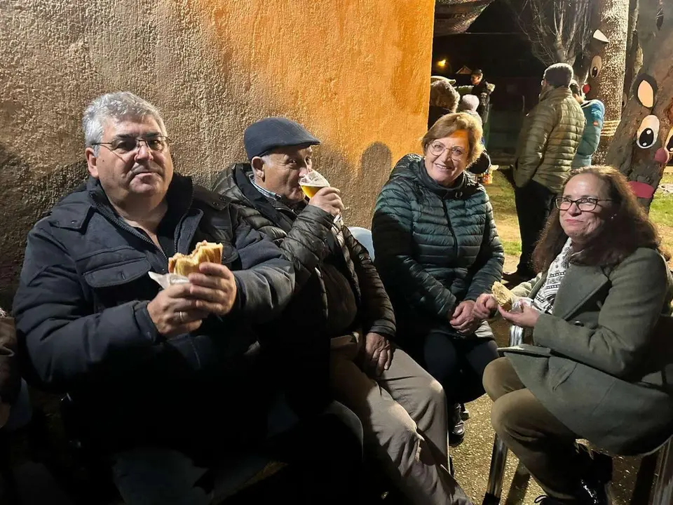 Ambiente del mercadillo y del alumbrado navide&ntilde;o de Villaverde la Chiquita. Minipinche _fotografias