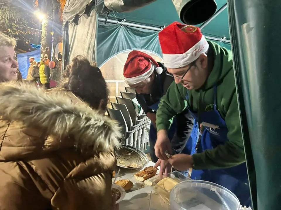 Ambiente del mercadillo y del alumbrado navide&ntilde;o de Villaverde la Chiquita. Minipinche _fotografias