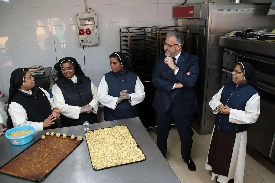 El presidente de las Cortes y de la Fundaci&oacute;n de Castilla y Le&oacute;n, Carlos Poll&aacute;n, presenta la feria de convento &lsquo;Dulce Tentaci&oacute;n&rsquo;, junto al director de la entidad, Juan Zapatero, en Toral de los Guzmanes (Le&oacute;n)