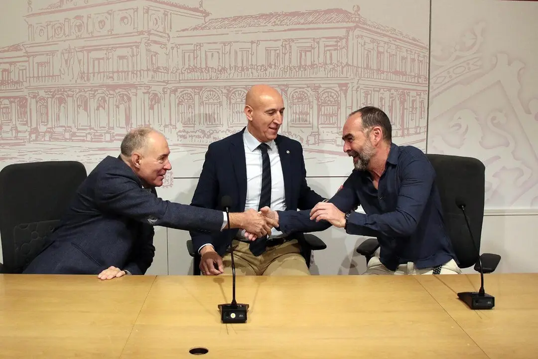 El alcalde de Le&oacute;n, Jos&eacute; Antonio Diez, entre Eduardo L&oacute;pez Sendino (i, UPL) y el ingeniero municipal Alberto P&eacute;rez. | ICAL