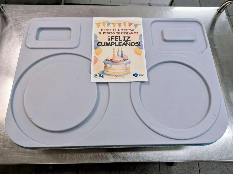 Los pacientes ingresados en el Bierzo recibir&aacute;n con su comida una tarjeta de felicitaci&oacute;n por su cumplea&ntilde;os.