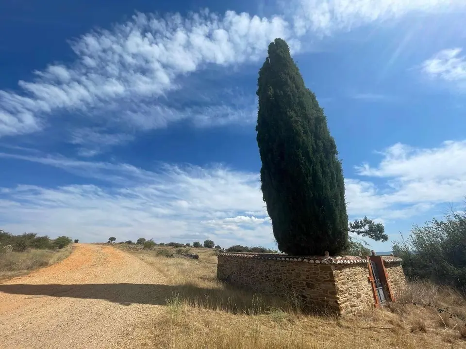 Un min&uacute;sculo antiguo cementerio en Lagunas de Somoza, provincia de Le&oacute;n. | SM