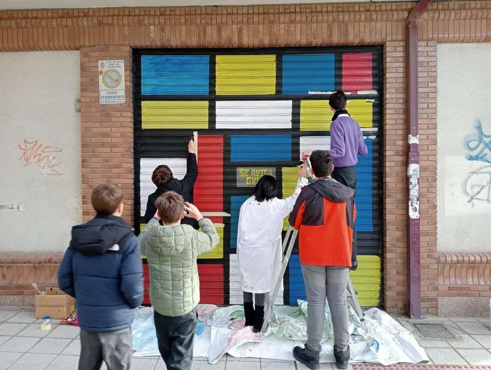 Mural 2. Trapa de cochera en calle La Vecilla. Pint&aacute;ndolo