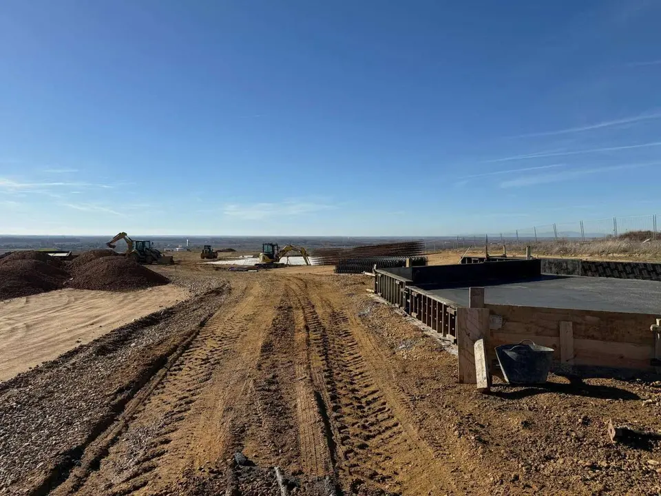 Obras del futuro Centro Arqueol&oacute;gico de la Ciudad de Lancia, en el cerro de Villasabariego.