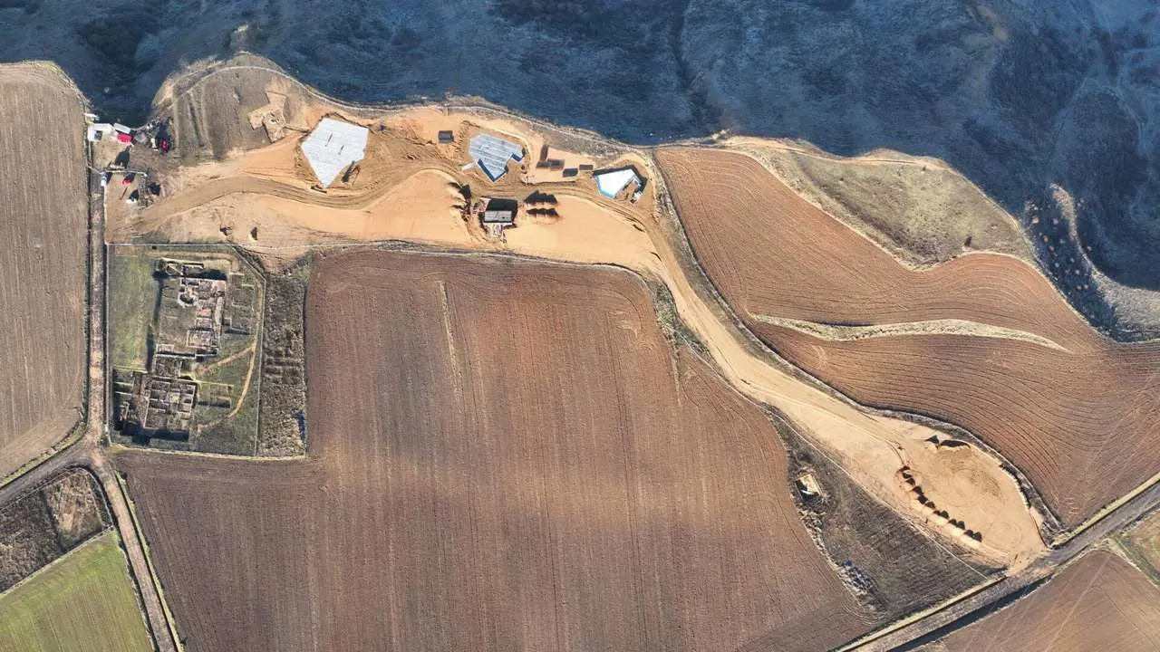 Obras del futuro Centro Arqueol&oacute;gico de la Ciudad de Lancia, en el cerro de Villasabariego.