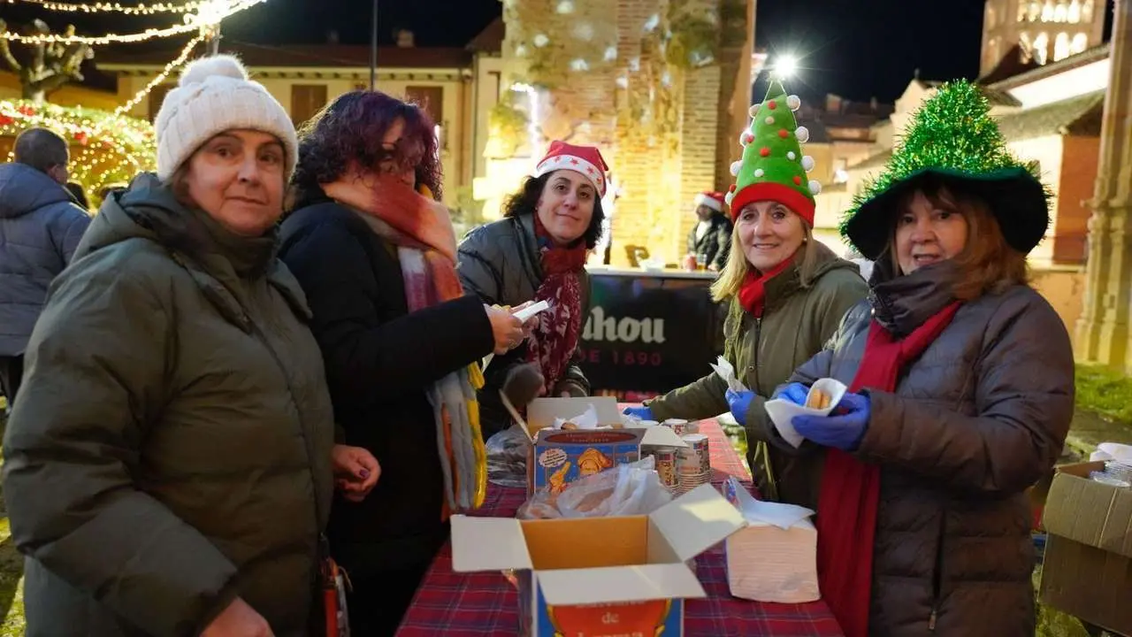 Vecinos del barrio de San Benito, protagonistas de la tarde con decoraci&oacute;n, m&uacute;sica y chocolatada. Le&oacute;n 24 horas.