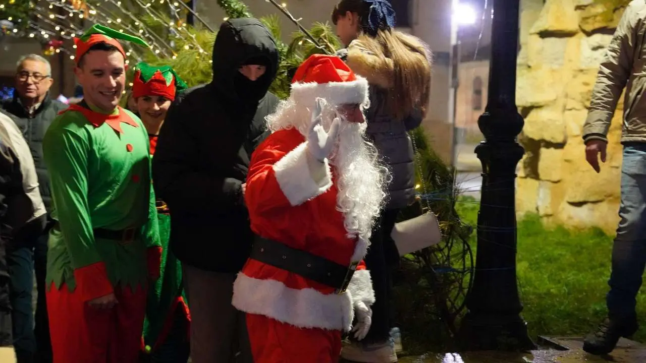 Vecinos del barrio de San Benito, protagonistas de la tarde con decoraci&oacute;n, m&uacute;sica y chocolatada. Le&oacute;n 24 horas.