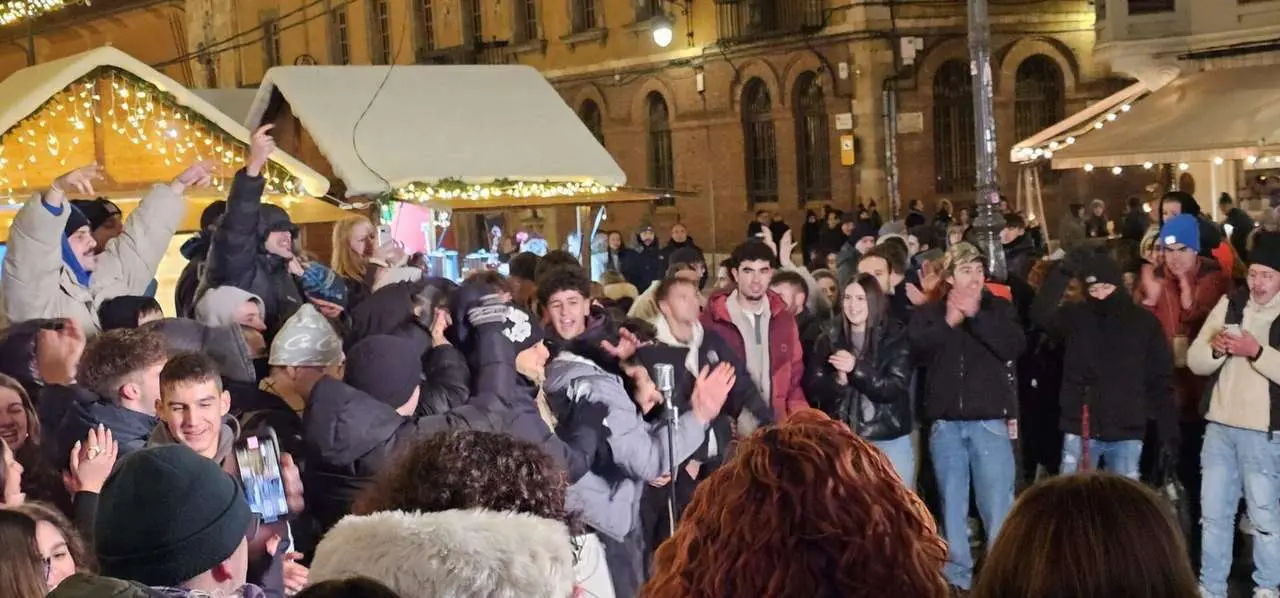 Lil Mess durante la grabaci&oacute;n en la Plaza de Regla, junto a la Catedral de Le&oacute;n. | Le&oacute;n 24 Horas