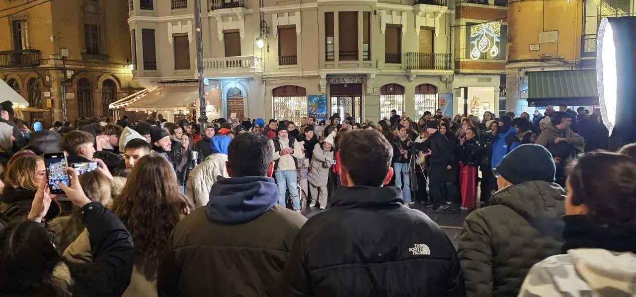 Lil Mess durante la grabaci&oacute;n en la Plaza de Regla, junto a la Catedral de Le&oacute;n. | Le&oacute;n 24 Horas