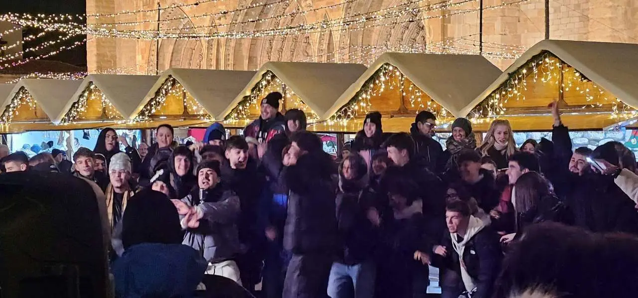 Lil Mess durante la grabaci&oacute;n en la Plaza de Regla, junto a la Catedral de Le&oacute;n. | Le&oacute;n 24 Horas