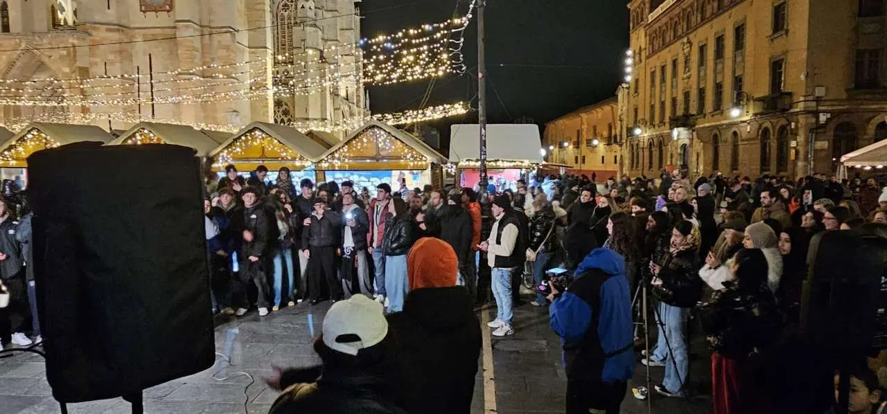 Lil Mess durante la grabaci&oacute;n en la Plaza de Regla, junto a la Catedral de Le&oacute;n. | Le&oacute;n 24 Horas