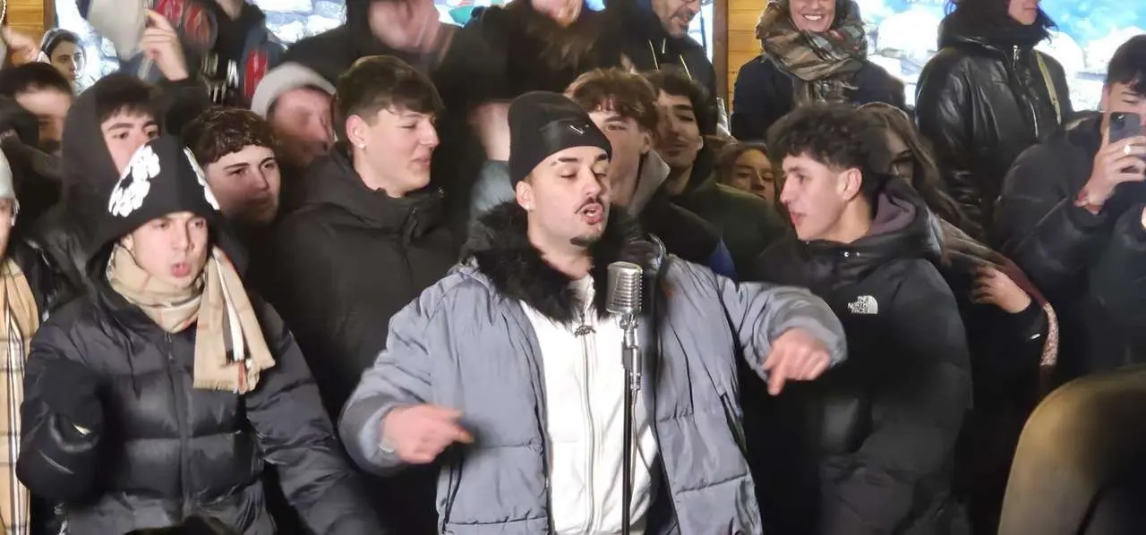 Lil Mess durante la grabaci&oacute;n en la Plaza de Regla, junto a la Catedral de Le&oacute;n. | Le&oacute;n 24 Horas
