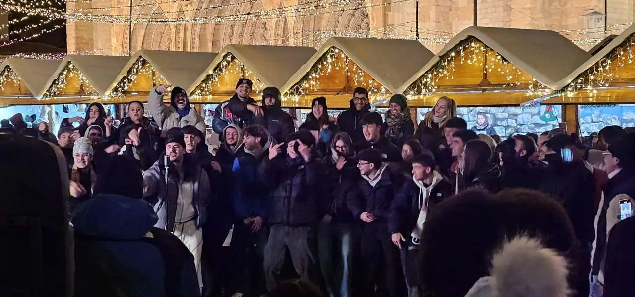 Lil Mess durante la grabaci&oacute;n en la Plaza de Regla, junto a la Catedral de Le&oacute;n. | Le&oacute;n 24 Horas