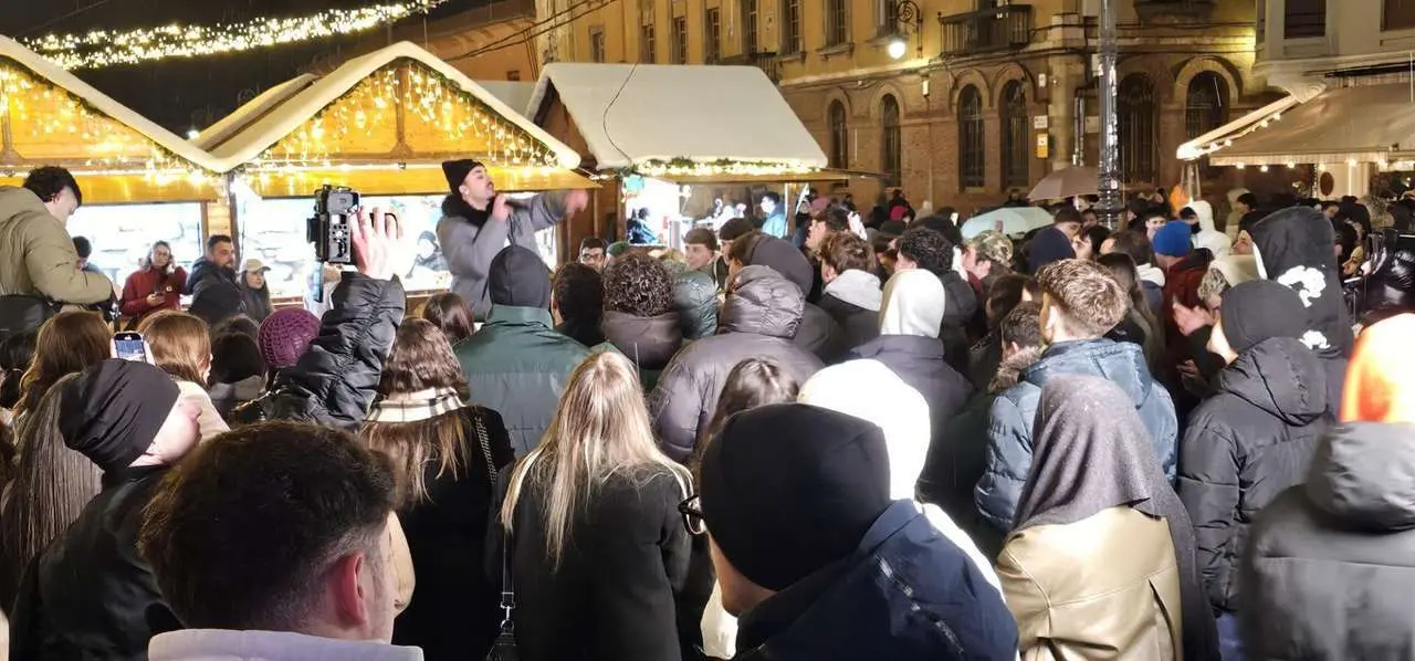 Lil Mess durante la grabaci&oacute;n en la Plaza de Regla, junto a la Catedral de Le&oacute;n. | Le&oacute;n 24 Horas