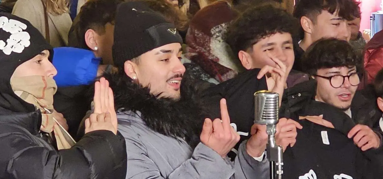 Lil Mess durante la grabaci&oacute;n en la Plaza de Regla, junto a la Catedral de Le&oacute;n. | Le&oacute;n 24 Horas