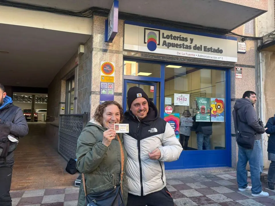 La Ba&ntilde;eza se ha inundado este lunes de millones con el primer premio del Gordo de Navidad. 