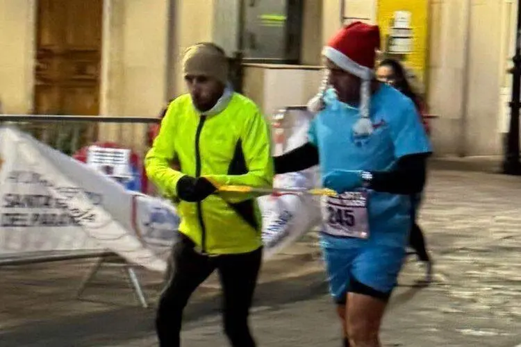 El exmilitar leon&eacute;s Marcos Bas (i) en la &uacute;ltima San Silvestre de Santa Mar&iacute;a del P&aacute;ramo. Junto a &eacute;l, el corredor que le hace de 'lazarillo', su amigo David.