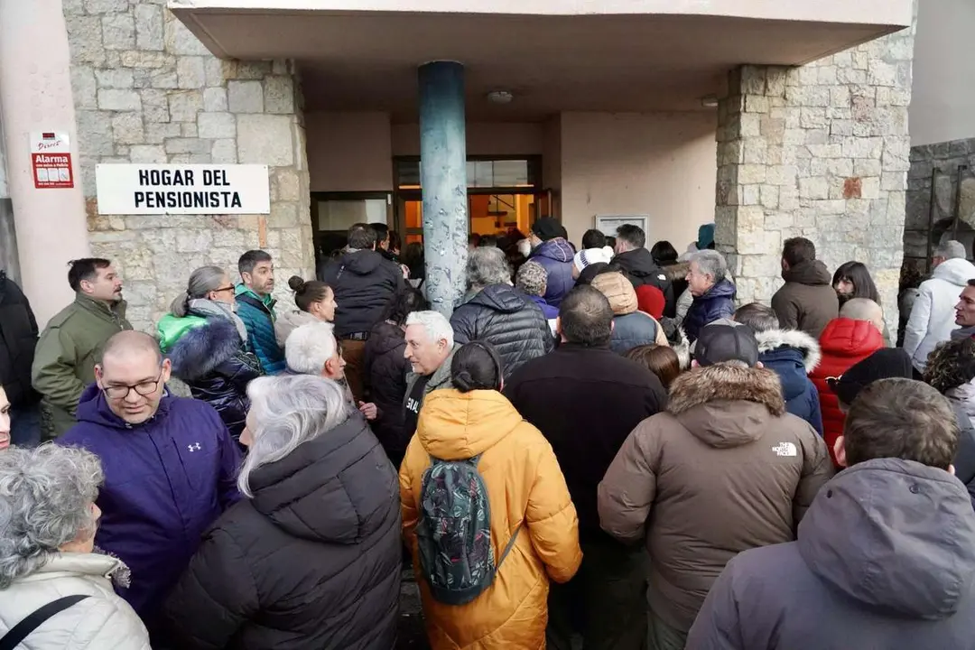 Imagen de archivo de la reuni&oacute;n de la comisi&oacute;n de fiestas de Villaman&iacute;n con los vecinos premiados con el Gordo. |  ICAL