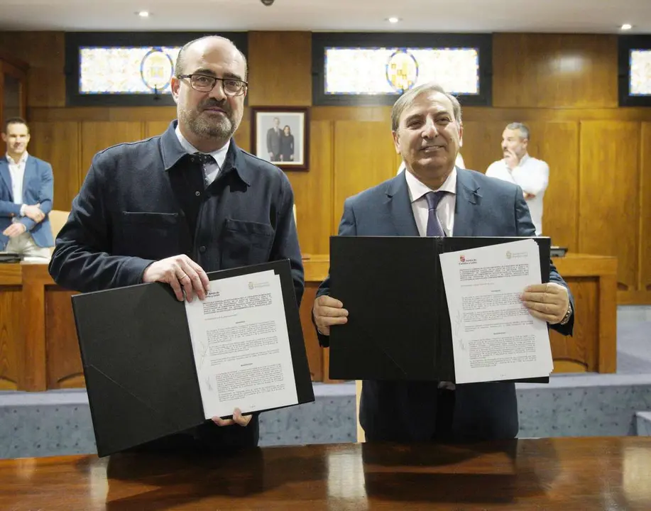 El consejero de Movilidad y Transformaci&oacute;n Digital, Jos&eacute; Luis Sanz Merino, junto al alcalde de Ponferrada, Marco Morala, durante la firma del protocolo de colaboraci&oacute;n en materia de competencias digitales. ical.