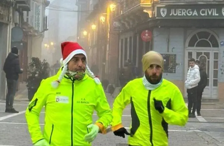 El leon&eacute;s Marcos B., durante su tercera San Silvestre de este a&ntilde;o, junto a su fiel 'lazarillo', David.