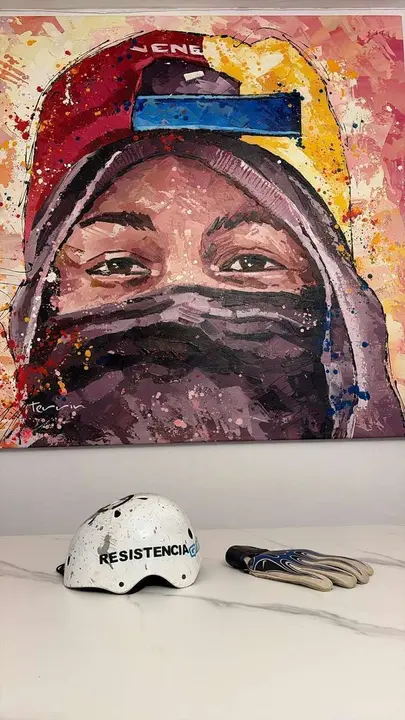 Casco y guantes de Neomar Lander, el joven venezolano asesinado en 2017 durante una protesta; sus padres, afincados en Le&oacute;n, los conservan como s&iacute;mbolo de memoria y resistencia.