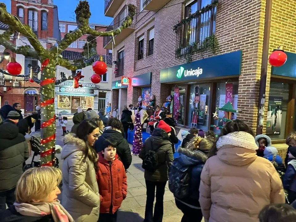 Ambiente en Sahag&uacute;n durante la visita de los Carteros Reales en la plaza Fray Bernardino. Fotos MR