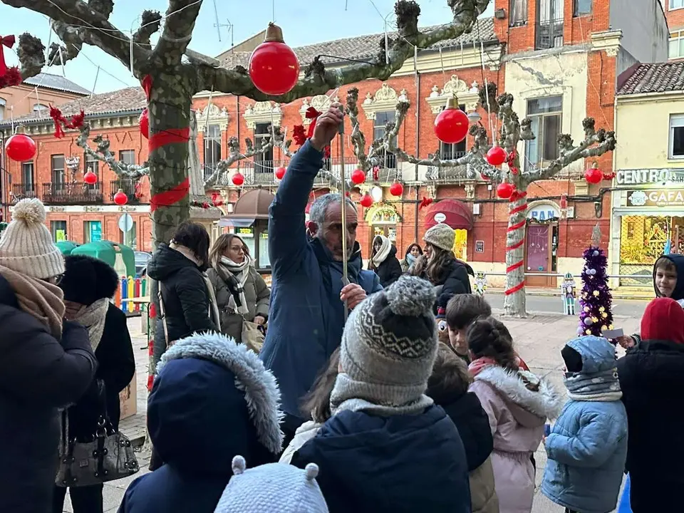 Ambiente en Sahag&uacute;n durante la visita de los Carteros Reales en la plaza Fray Bernardino. Fotos MR